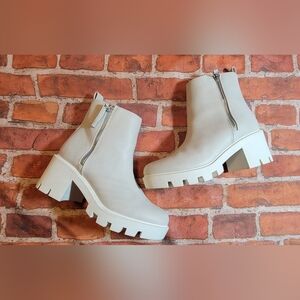 DV by Dolce Vita Nicola Lug Sole Booties Boots Womens Sz 6 Off White
